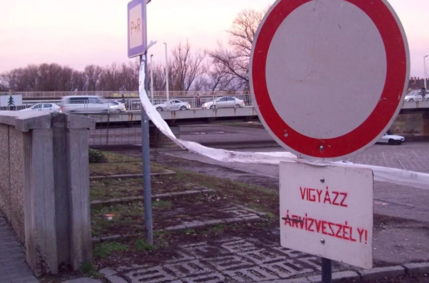 Lezárják a Petőfi híd alatti parkolót Győrben az áradás miatt